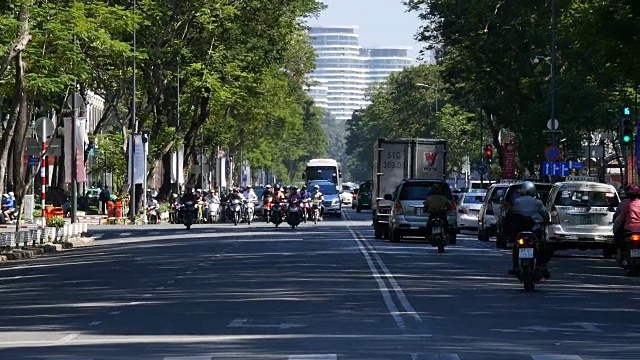 胡志明/西贡，越南- 2015:街道繁忙的亚洲城市生活慢镜头视频素材