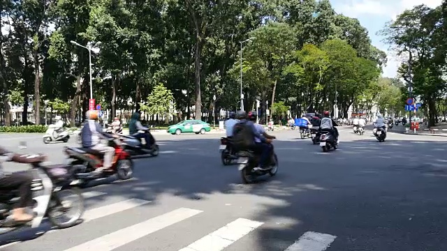 胡志明/西贡，越南- 2015:街道繁忙的亚洲城市生活慢镜头视频素材