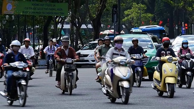 胡志明/西贡，越南- 2015:街道繁忙的亚洲城市生活慢镜头视频素材