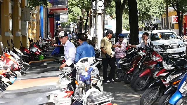 胡志明/西贡，越南- 2015:街道繁忙的亚洲城市生活慢镜头视频素材