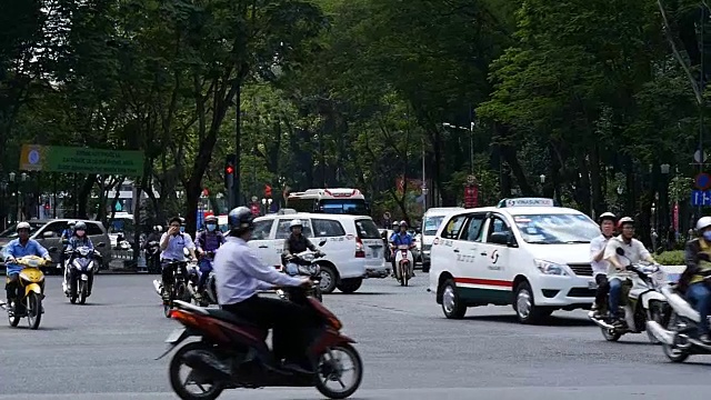 胡志明/西贡，越南- 2015:街道繁忙的亚洲城市生活慢镜头视频素材