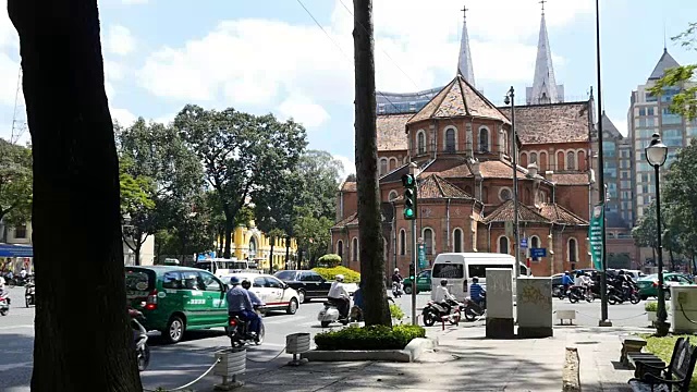 胡志明/西贡，越南- 2015年:街道繁忙的亚洲城市生活圣母院视频素材