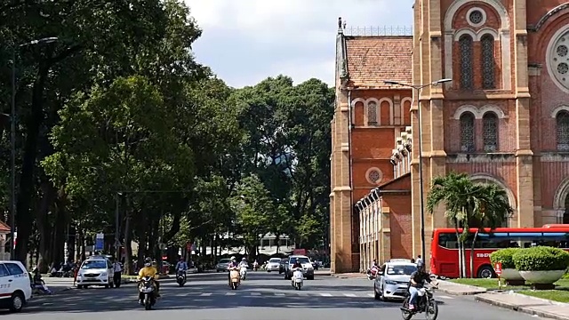 胡志明/西贡，越南- 2015年:街道繁忙的亚洲城市生活圣母院视频素材