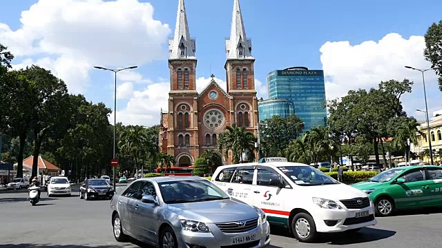 胡志明/西贡，越南- 2015年:街道繁忙的亚洲城市生活圣母院视频素材