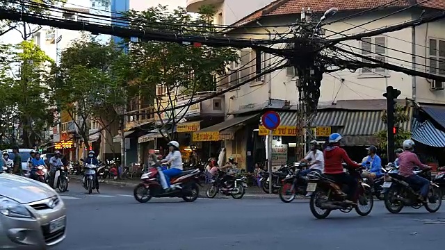 胡志明/西贡，越南- 2015:街道繁忙的亚洲城市生活慢镜头视频素材