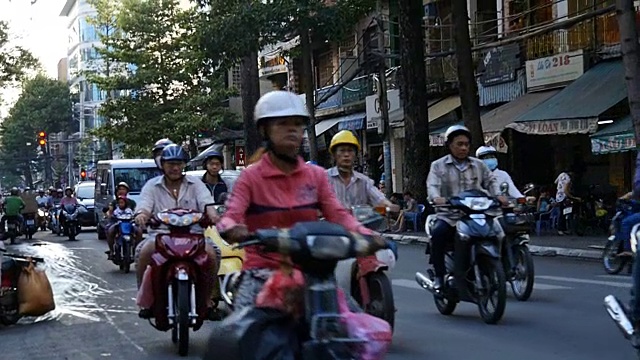 胡志明/西贡，越南- 2015:街道繁忙的亚洲城市生活慢镜头视频素材