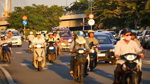 胡志明/西贡，越南- 2015:街道繁忙的亚洲城市生活慢镜头视频素材