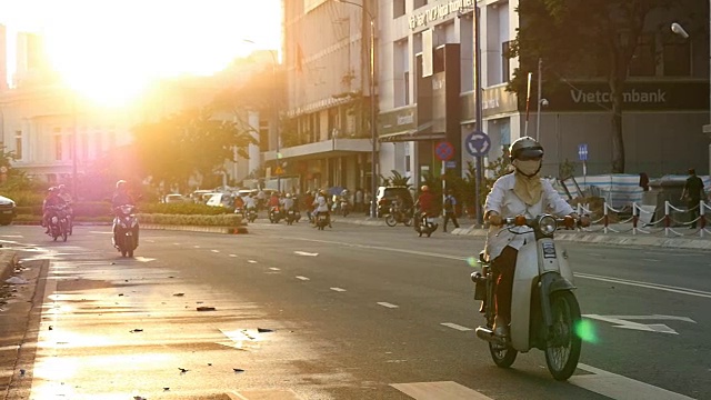 胡志明/西贡，越南- 2015:街道繁忙的亚洲城市生活慢镜头视频素材