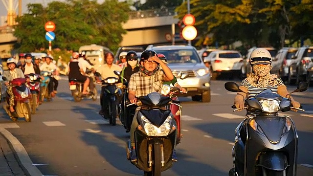 胡志明/西贡，越南- 2015:街道繁忙的亚洲城市生活慢镜头视频素材