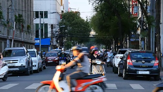 胡志明/西贡，越南- 2015:街道繁忙的亚洲城市生活慢镜头视频素材