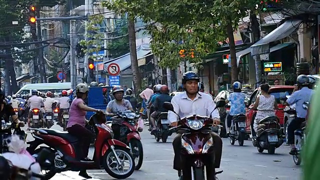 胡志明/西贡，越南- 2015:街道繁忙的亚洲城市生活慢镜头视频素材