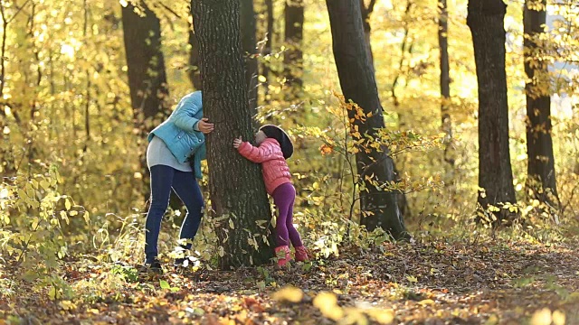 妈妈和她的孩子在森林里视频素材