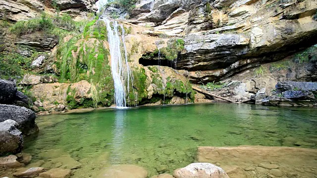 美丽的面纱瀑布在Campdevanol，西班牙视频素材