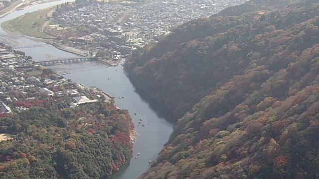 空中，岚山和佐野地区，京都，在树叶季节视频素材