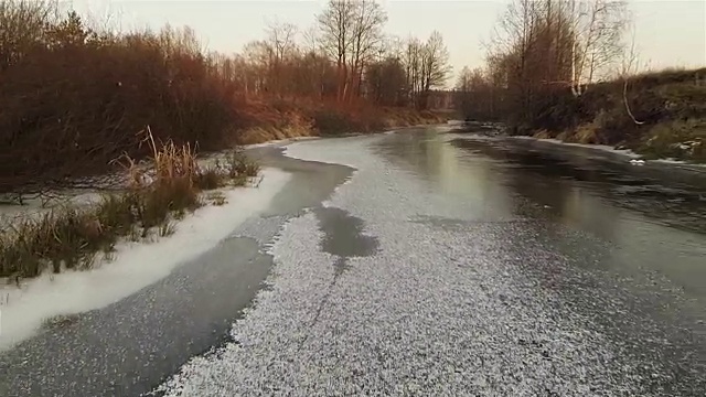 鸟瞰图秋天冰冷的河流在夕阳余晖，俄罗斯视频素材