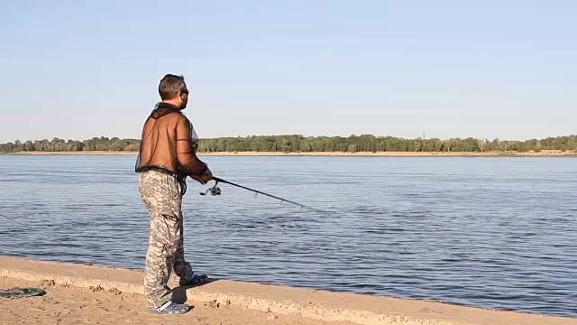 河边钓鱼的人视频素材