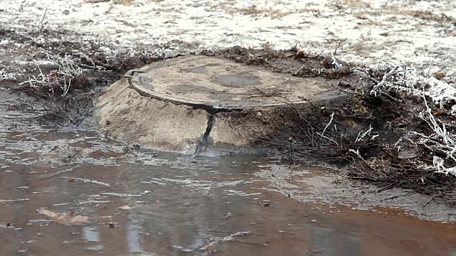 街道上的下水道发生了事故，水从下水道流过马路视频素材