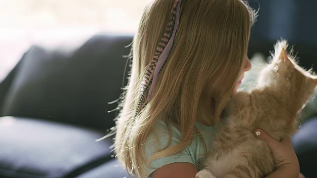 一个小女孩抱着一只小猫视频素材