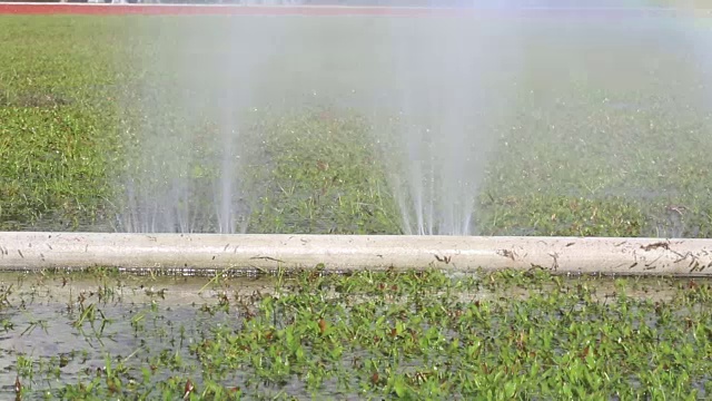 水从水管的洞里漏出来视频素材