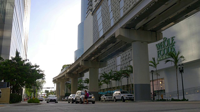 迈阿密夏季白天轻杂货店交通街道4k美国视频素材