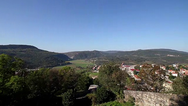 在一个阳光明媚的日子里，潘在山谷和山丘上视频素材