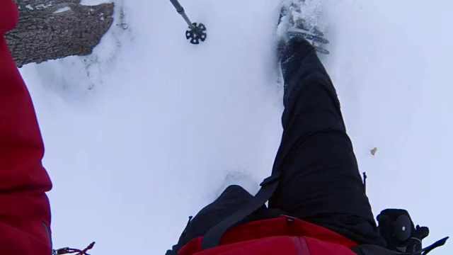 个人观点的一个人雪鞋。视频素材