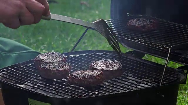 在烤架上自制汉堡烧烤视频素材