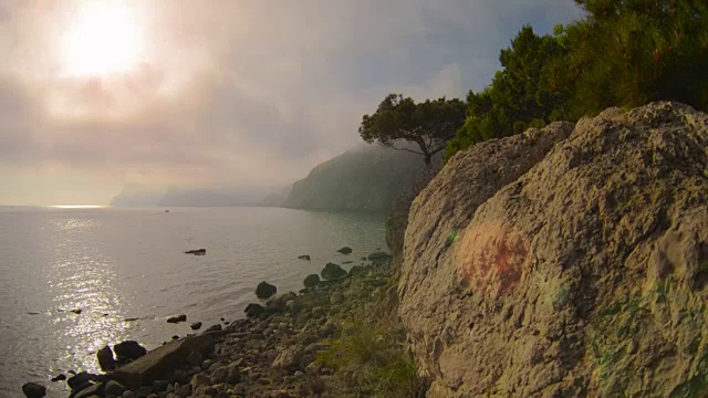 海上美丽的日落。山岳松树视频素材