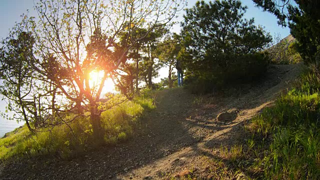 那个背包女游客正在山里旅行视频素材