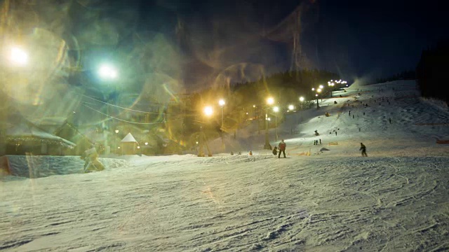 晚上在滑雪场滑雪视频素材