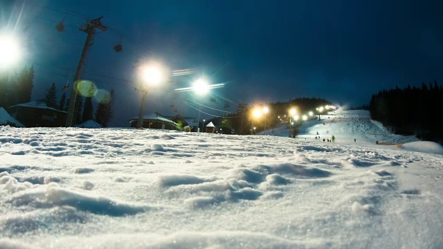 晚上在滑雪场滑雪视频素材