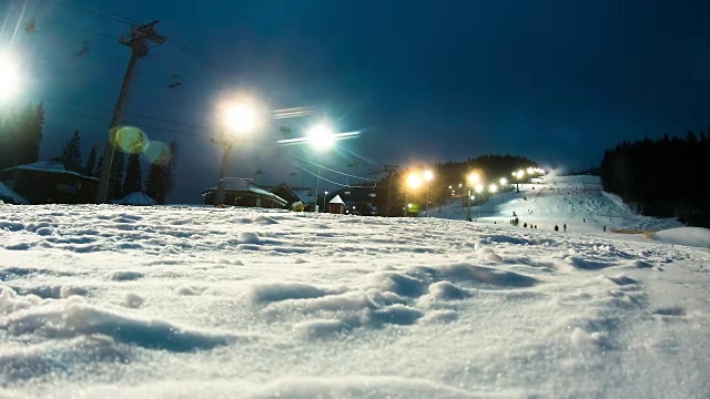 晚上在滑雪场滑雪视频素材