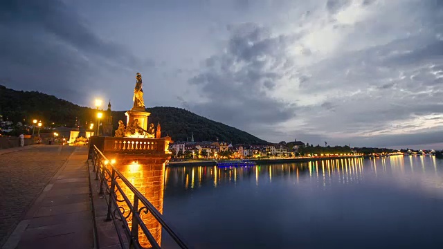 美丽日落的时间流逝和著名的“Karlsbrücke”在海德堡视频素材