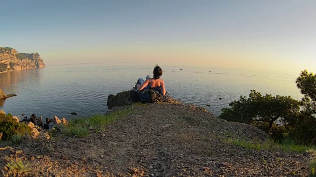 那个背包女游客正在山里旅行视频素材