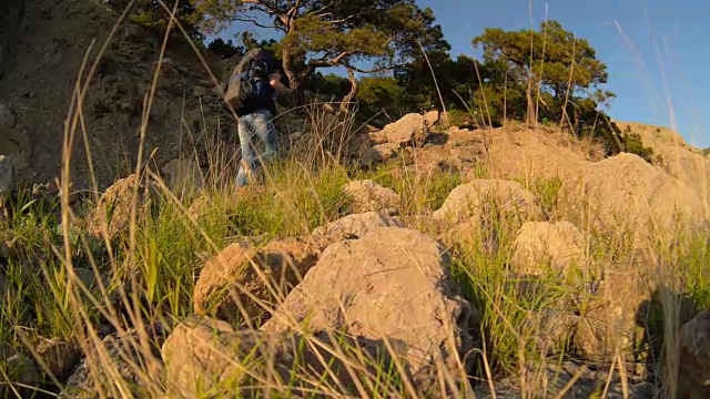 那个背包女游客正在山里旅行视频素材