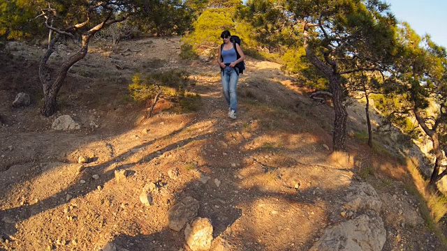 那个背包女游客正在山里旅行视频素材