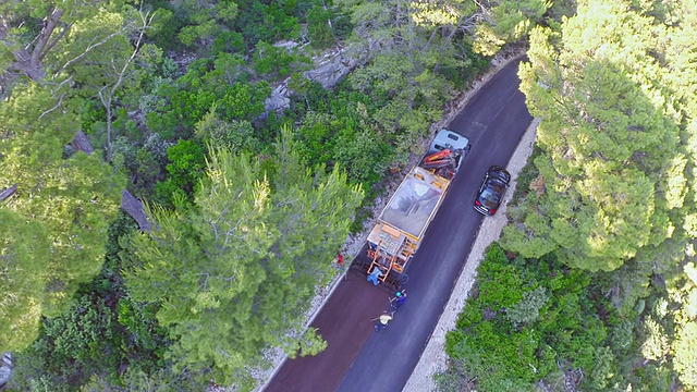 岛上的道路重铺Mljet，架空视频下载