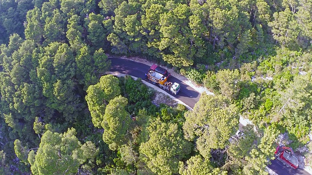 岛上的道路重铺Mljet，架空视频下载