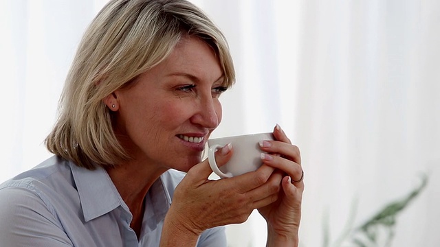 悠闲的女人喝着茶视频素材