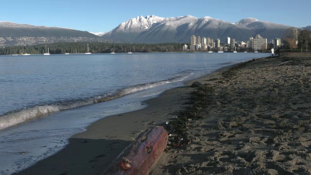 基茨拉诺海滩海浪，山雪，英语湾4K视频素材