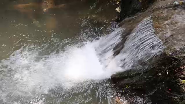 从排水管中流出的水视频下载