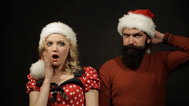 女孩和男孩戴着圣诞老人帽视频下载
