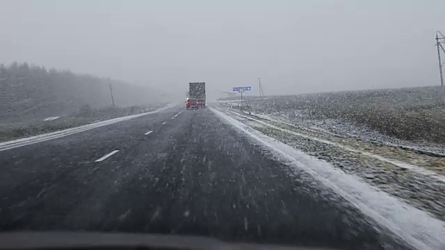 在暴风雪中行驶在高速公路上视频素材