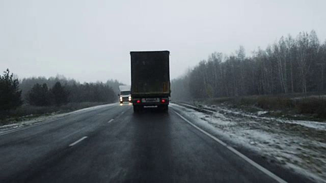 在暴风雪中在高速公路上开车视频素材