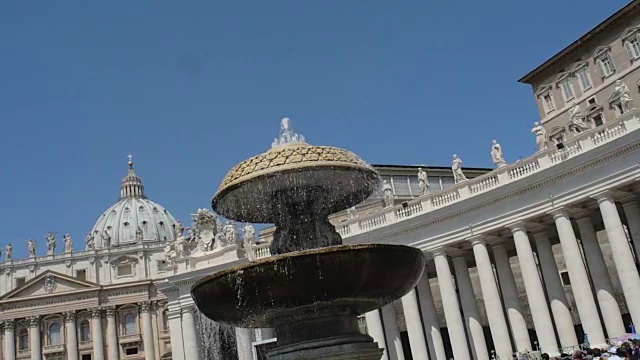 圣彼得广场有喷泉的平底锅。Slowmotion视频素材