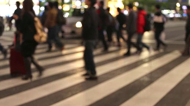 人们穿越街道。拥挤的人行道。城市夜生活视频素材