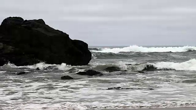 阴天海浪撞击海岸岩石视频素材