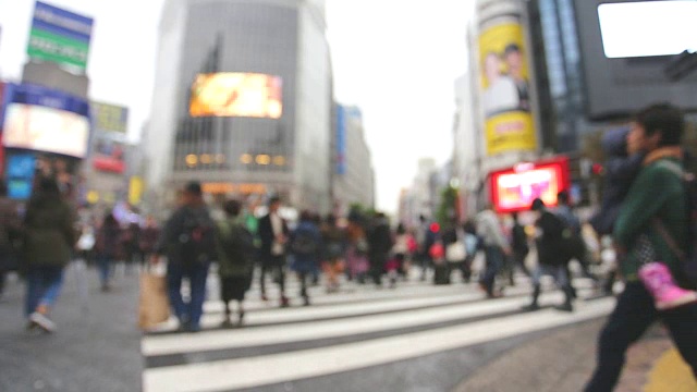 日本东京，模糊的行人穿过繁忙的十字路口视频下载