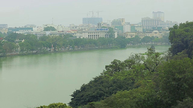 越南，河内- 2015年3月14日:湖附近的繁忙道路视频下载