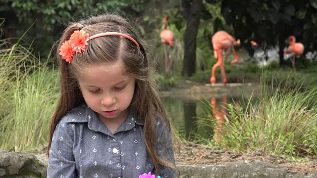 手持鲜花的小女孩视频素材